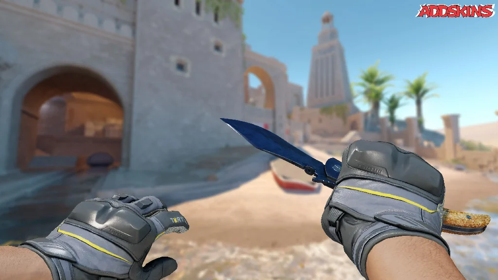 ★ Navaja Knife | Blue Steel holding
