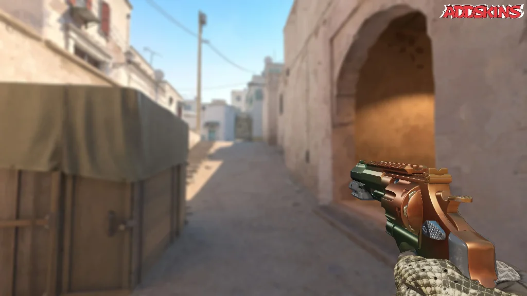 R8 Revolver | Amber Fade holding