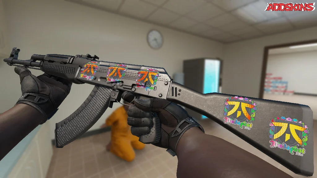 Sticker | fnatic (Holo) | Budapest 2025 inspecting