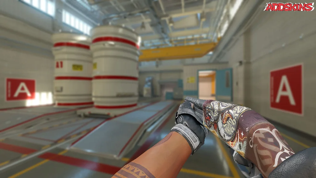 Sawed-Off | Lunar Wyrm holding