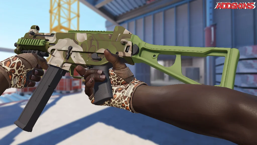UMP-45 | Green Swirl inspecting