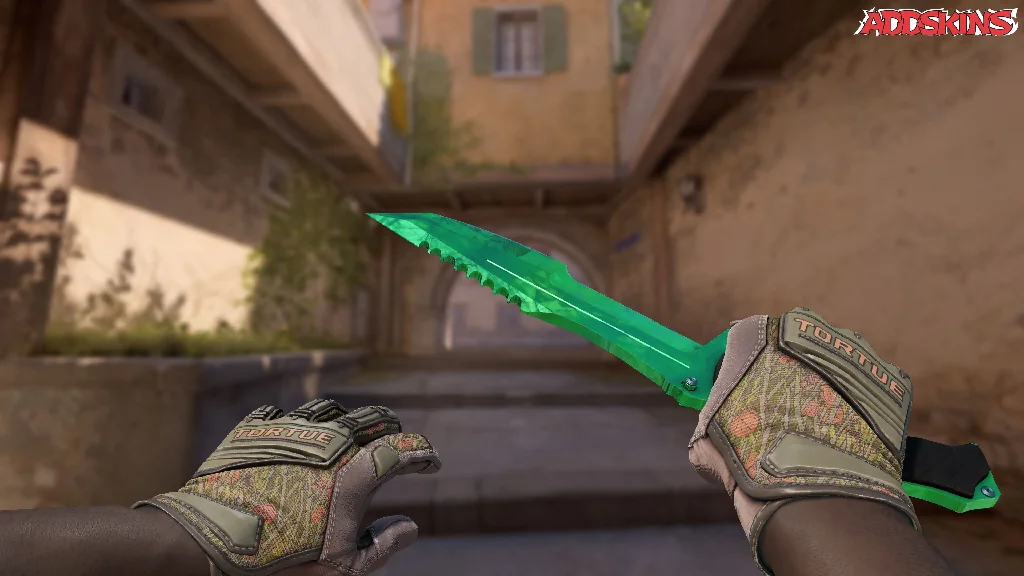 ★ Huntsman Knife | Gamma Doppler Emerald holding