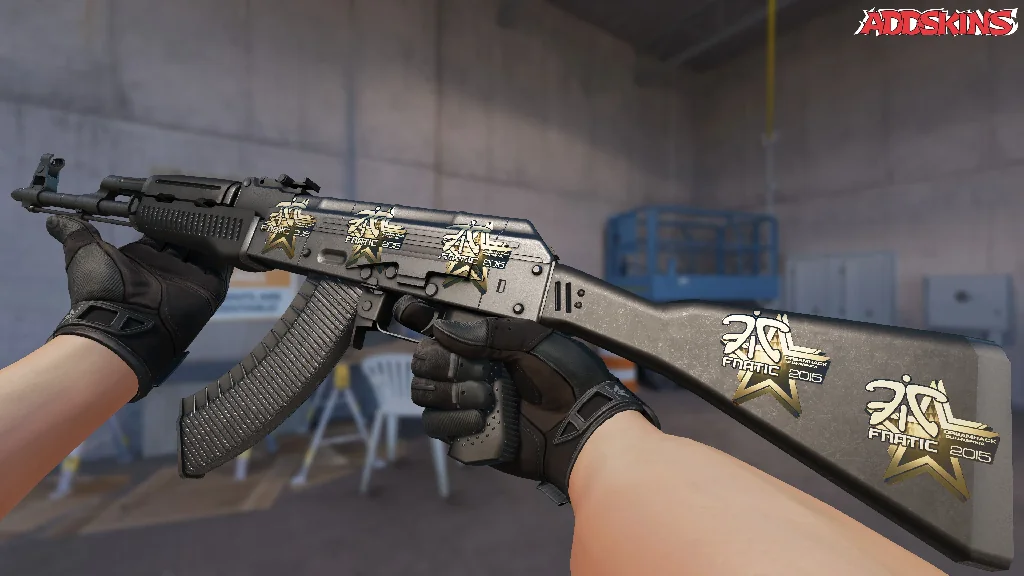 Sticker | Fnatic (Gold) | Cluj-Napoca 2015 inspecting