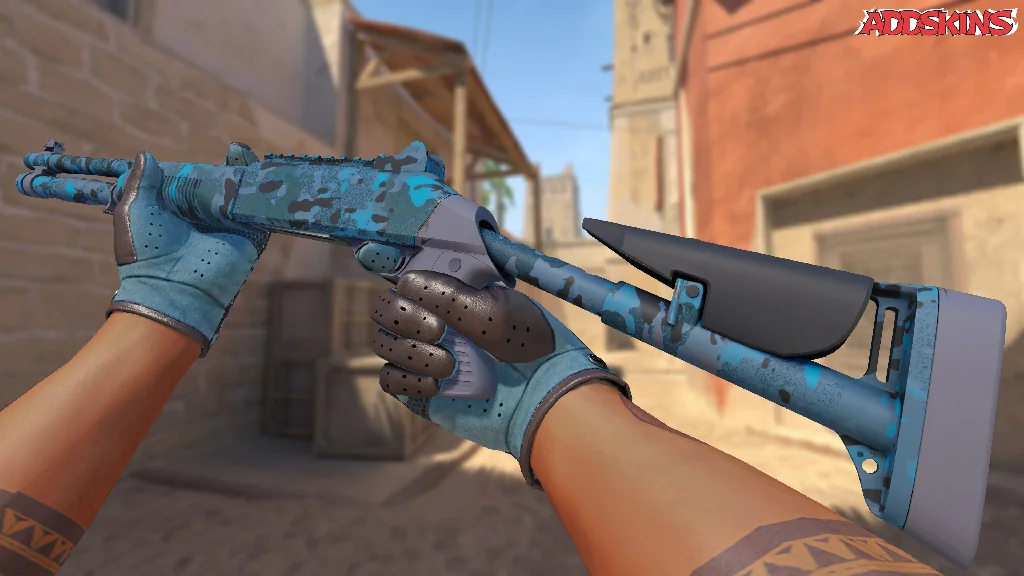 XM1014 | VariCamo Blue inspecting