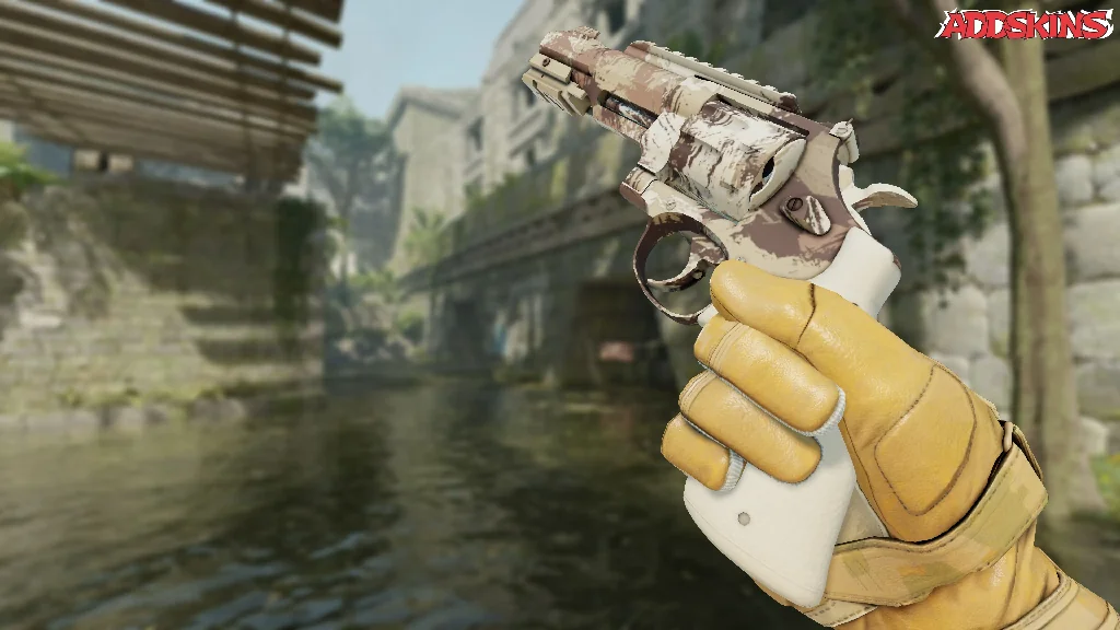 R8 Revolver | Desert Brush inspecting