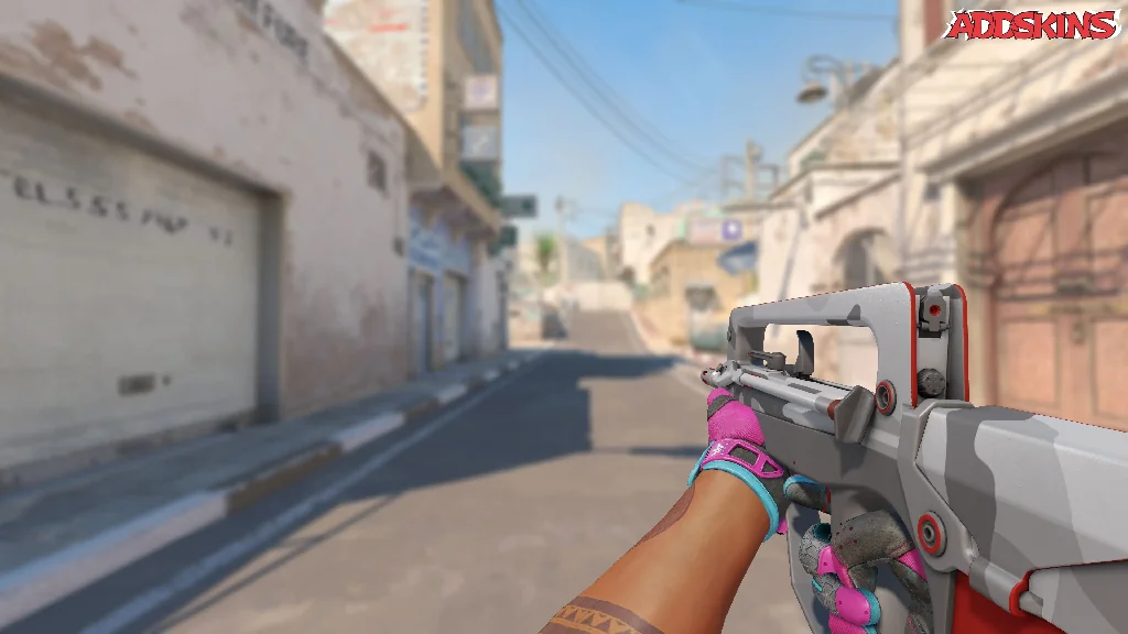 FAMAS | Grey Ghost holding