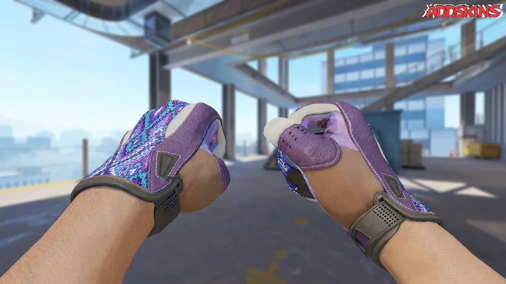 ★ Sport Gloves | Violet Beadwork holding