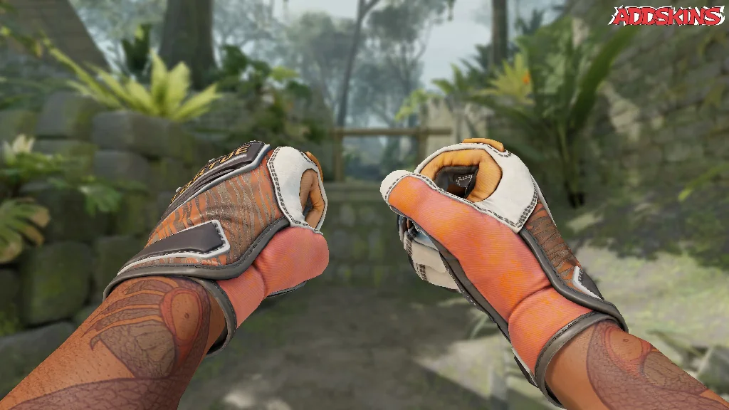 ★ Specialist Gloves | Tiger Strike holding