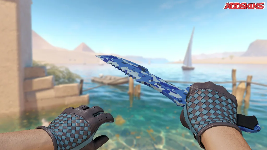 ★ Huntsman Knife | Bright Water holding
