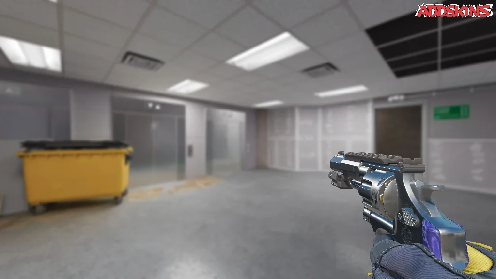 R8 Revolver | Cobalt Grip holding