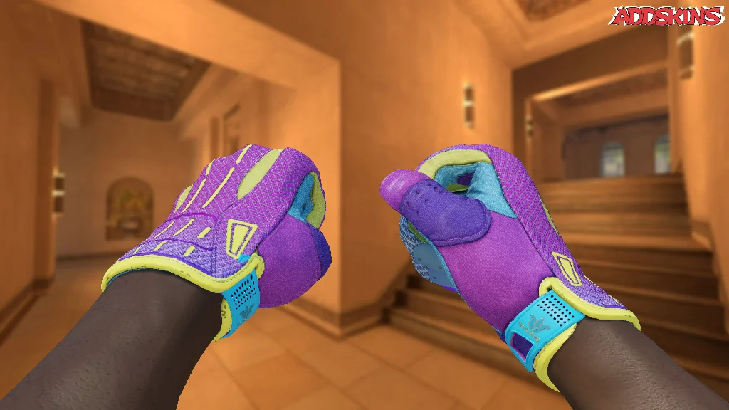 ★ Sport Gloves | Ultra Violent holding