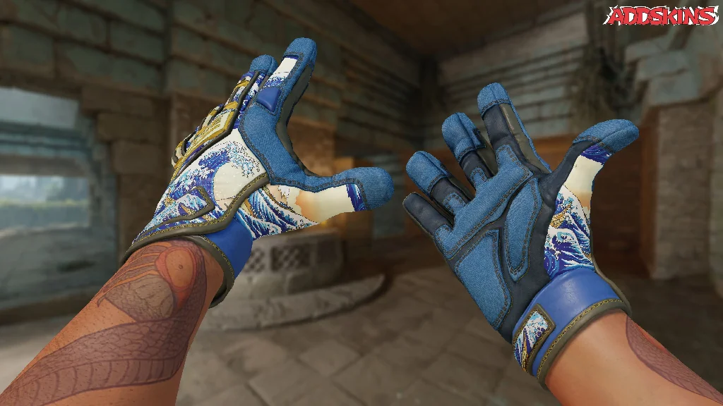 ★ Specialist Gloves | Big Swell inspecting