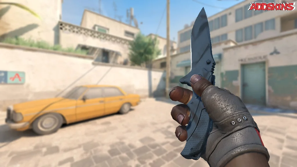 ★ Nomad Knife | Night Stripe inspecting