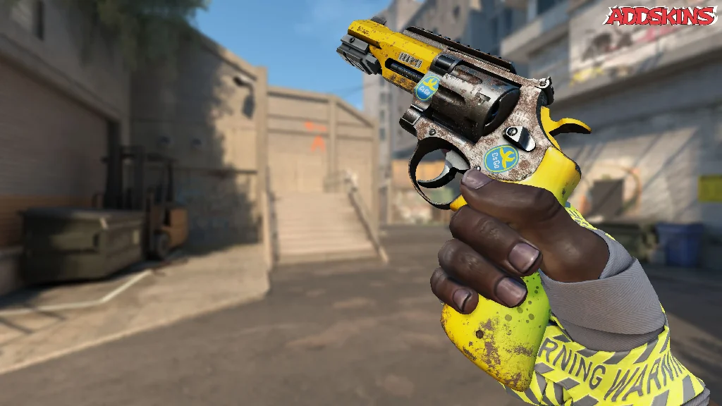 R8 Revolver | Banana Cannon inspecting