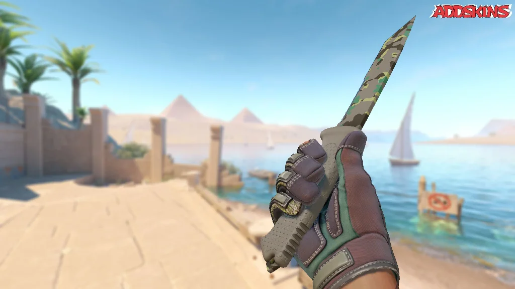 ★ Ursus Knife | Boreal Forest inspecting