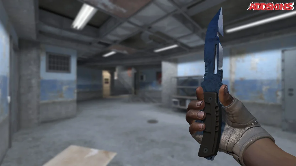 ★ Survival Knife | Blue Steel inspecting