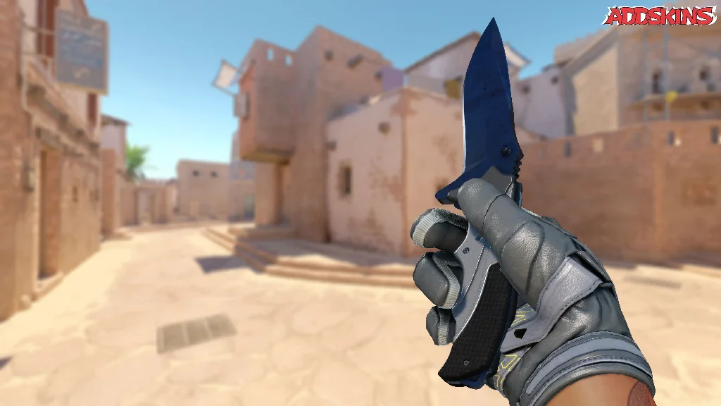★ Nomad Knife | Blue Steel inspecting