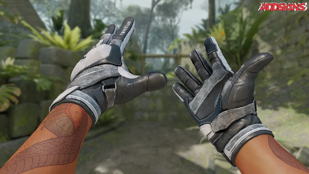 ★ Moto Gloves | Smoke Out inspecting