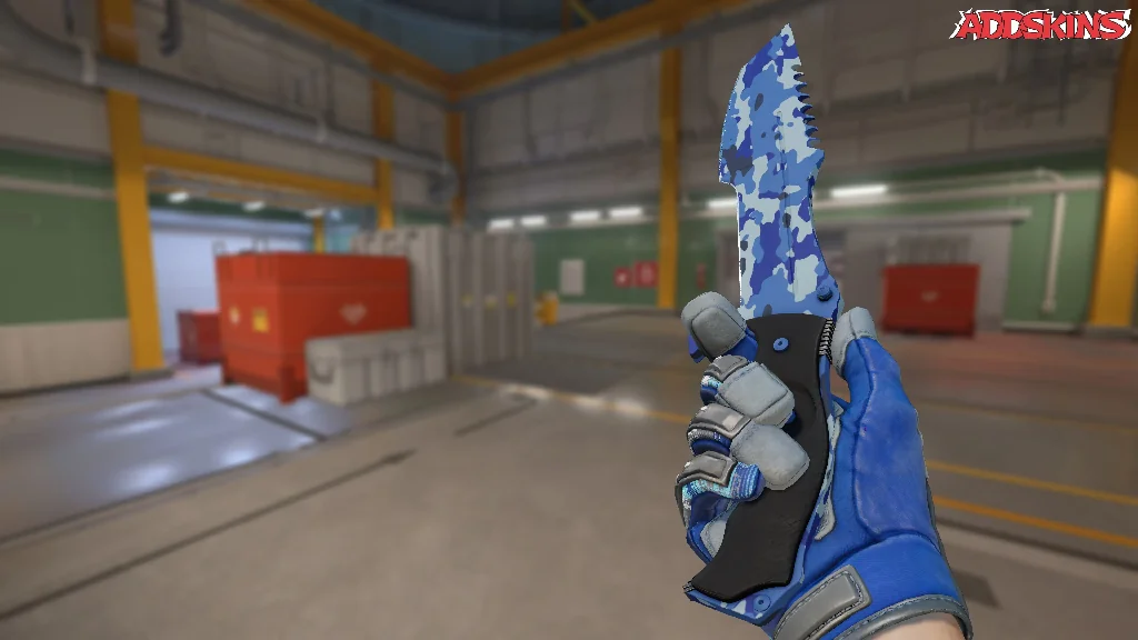 ★ Huntsman Knife | Bright Water inspecting