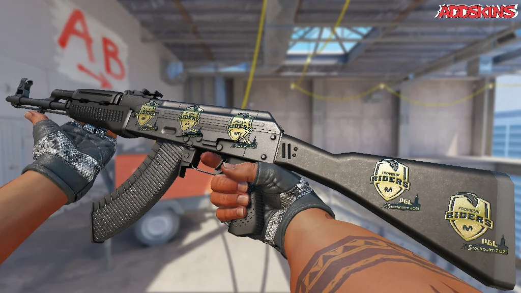 Sticker | Movistar Riders (Gold) | Stockholm 2021 inspecting