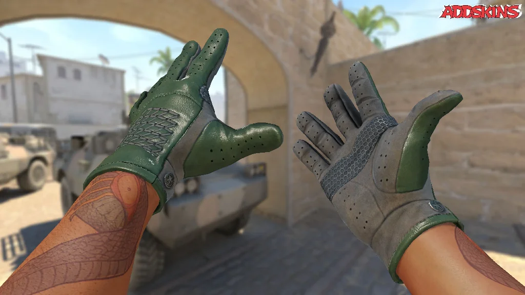 ★ Driver Gloves | Racing Green inspecting
