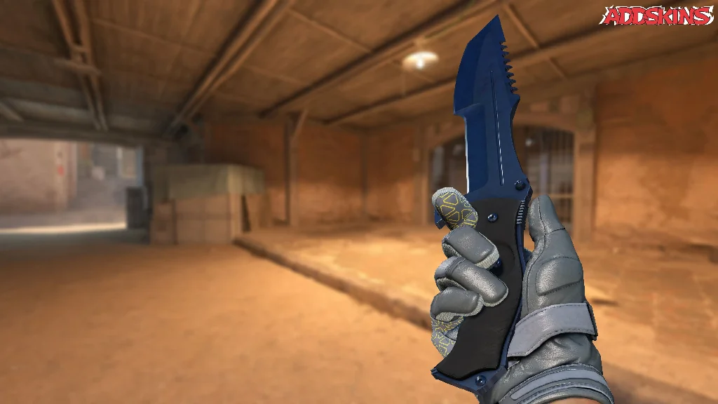 ★ Huntsman Knife | Blue Steel inspecting