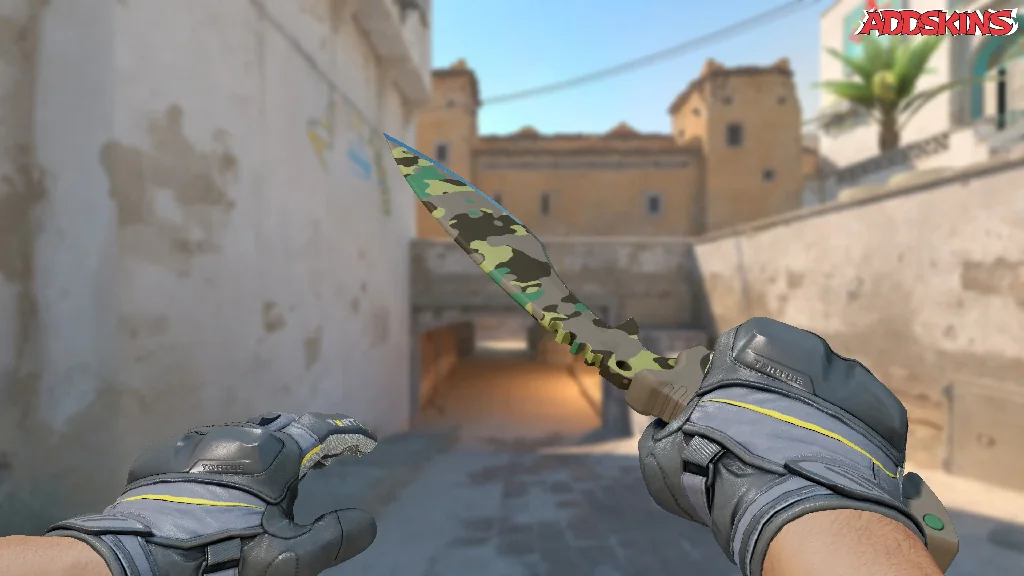 ★ Kukri Knife | Boreal Forest holding