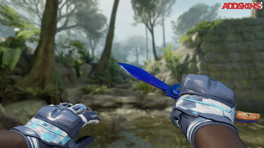 ★ Navaja Knife | Doppler Sapphire holding