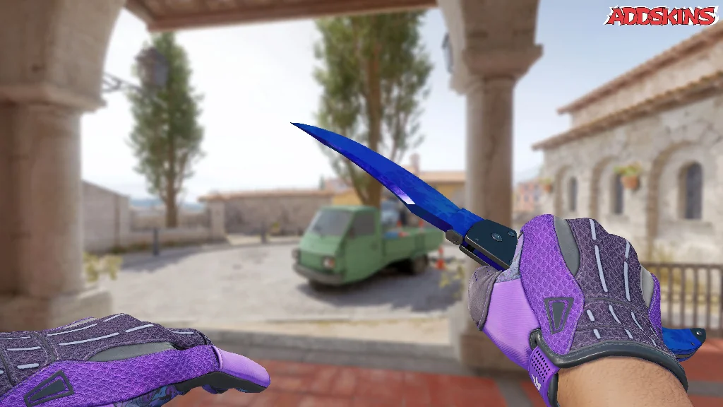 ★ Falchion Knife | Doppler Sapphire holding