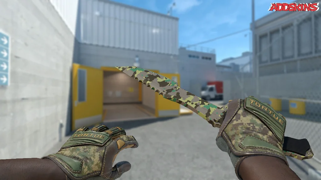 ★ Huntsman Knife | Boreal Forest holding