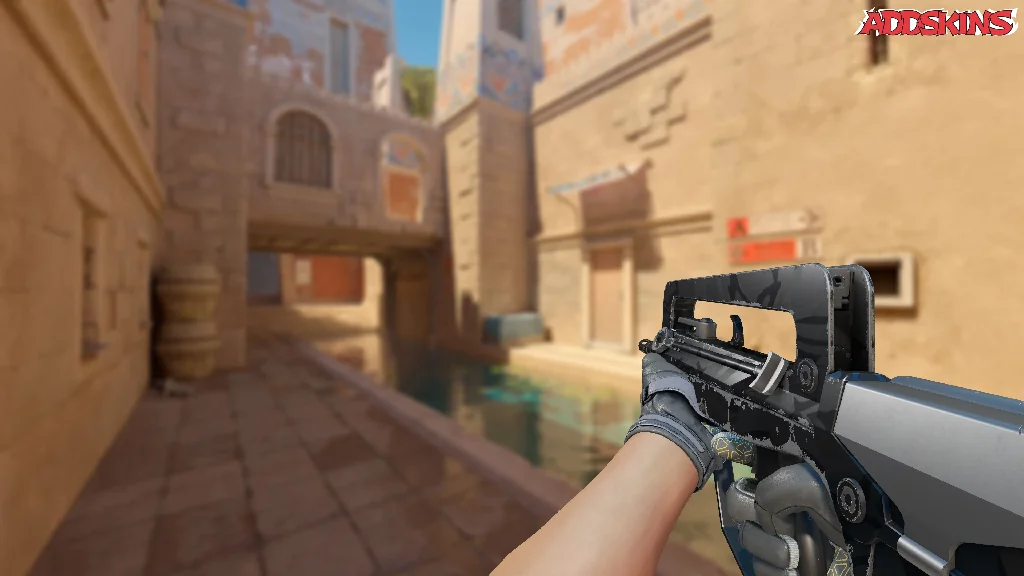 FAMAS | Dark Water holding