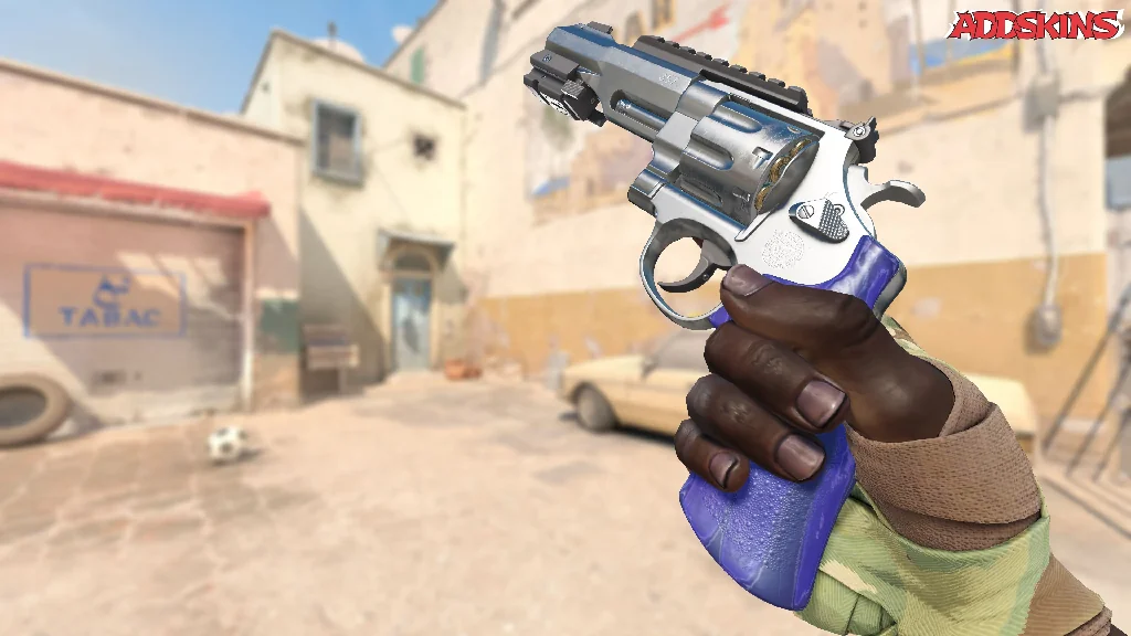 R8 Revolver | Cobalt Grip inspecting