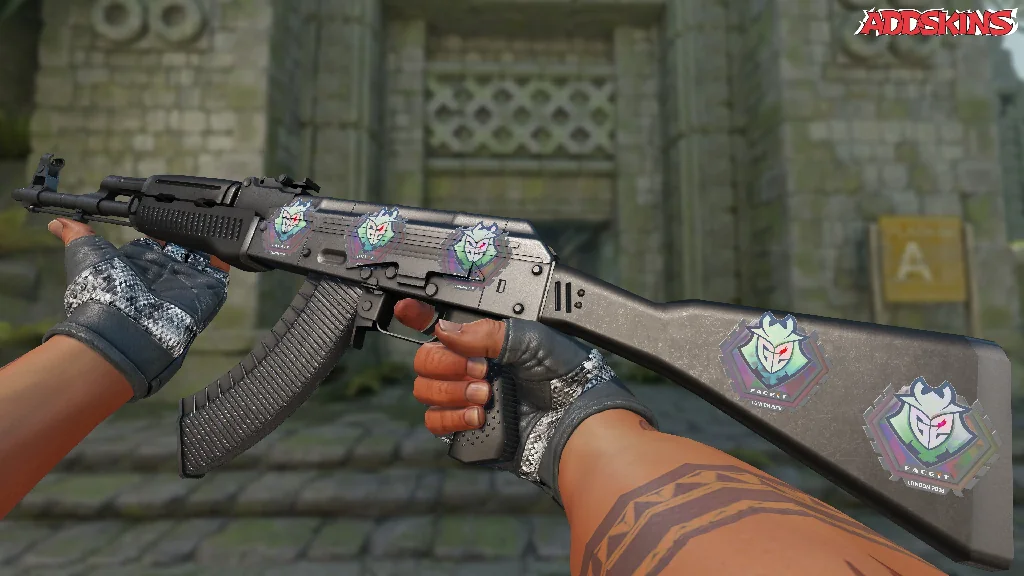 Sticker | G2 Esports (Holo) | London 2018 inspecting