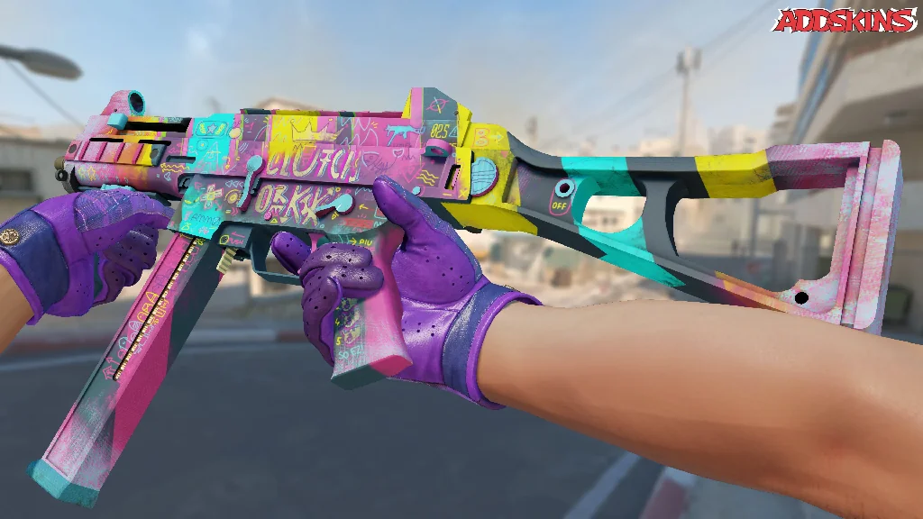 UMP-45 | Wild Child inspecting