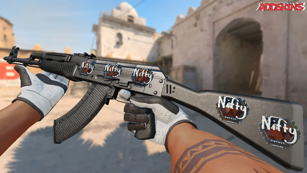 Sticker | Nifty (Foil) | London 2018 inspecting