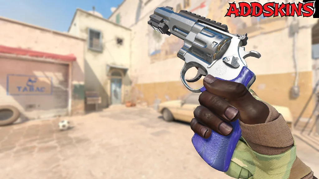 R8 Revolver | Cobalt Grip inspecting